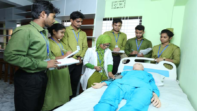 ব্যবহারিক ক্লাস করছেন শিক্ষার্থীরা
