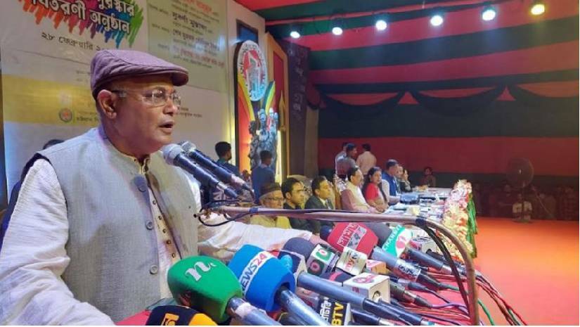 চট্টগ্রাম সিটি করপোরেশন আয়োজিত বই মেলার সমাপনী অনুষ্ঠানে বক্তব্য দিচ্ছেন তথ্যমন্ত্রী ড. হাছান মাহমুদ 