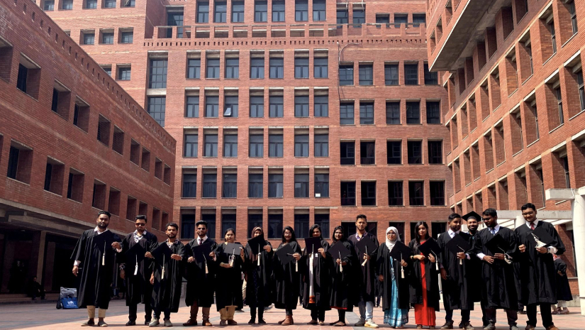 সমাবর্তন উপলক্ষে ক্যাম্পাসে ফটোসেশন