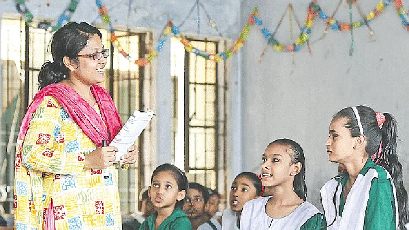 ক্লাস নিচ্ছেন শিক্ষক