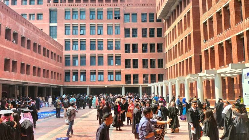 সমাবর্তন মুখর ক্যাম্পাস