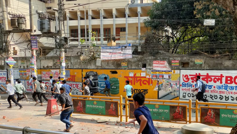 গ্রীন রোডে ঢাকা কলেজ ও আইডিয়াল কলেজের শিক্ষার্থীদের সংঘর্ষের সময় লাঠি হাতে প্রতিপক্ষের দিকে দৌড়ে যাচ্ছে শিক্ষার্থীরা