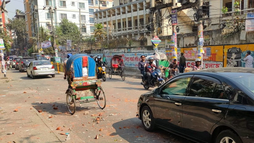 ঢাকা কলেজ ও আইডিয়াল কলেজের শিক্ষার্থীদের সংঘর্ষের পর রাজধানীর গ্রিনরোড সড়কে আবারও স্বাভাবিক হয় যান চলাচল