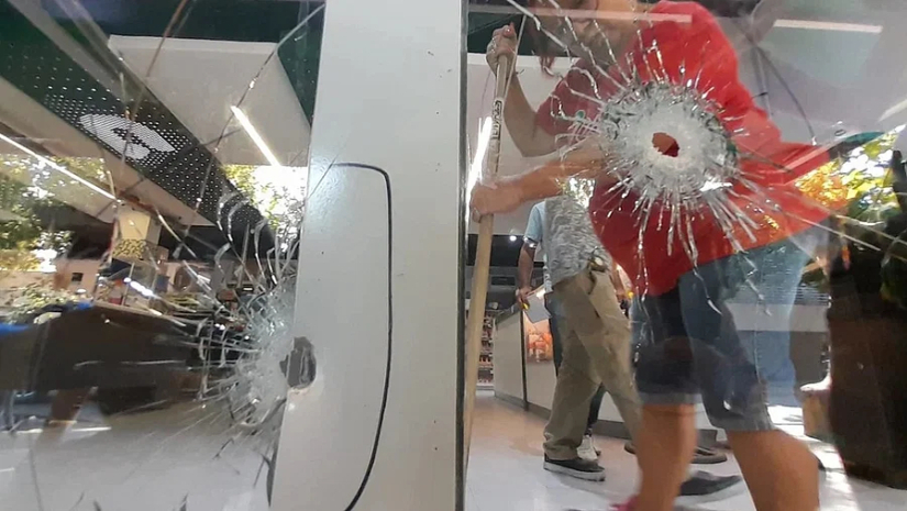 মেসিকে হুমকি, স্ত্রী রোকুজ্জোদের সুপারমার্কেটে গুলি