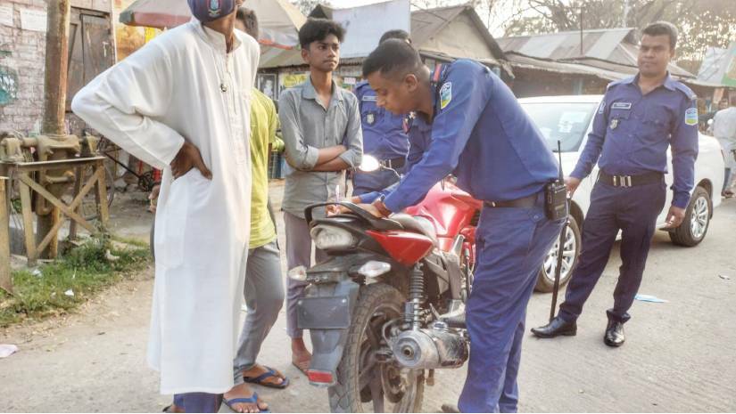 বাকৃবিতে উচ্চ গতি ও অবৈধ যানবাহন নিয়ন্ত্রণে অভিযান