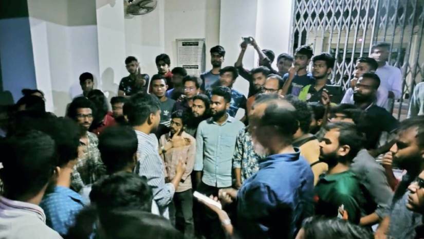 জায়েদের আহত হওয়ার খবরে বিক্ষোভ শুরু করেছেন বিভাগটির শিক্ষার্থীরা