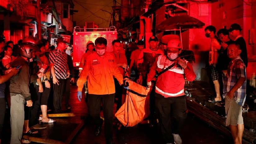 ইন্দোনেশিয়ায় তেলের ডিপোতে আগুন, নিহত ১৭