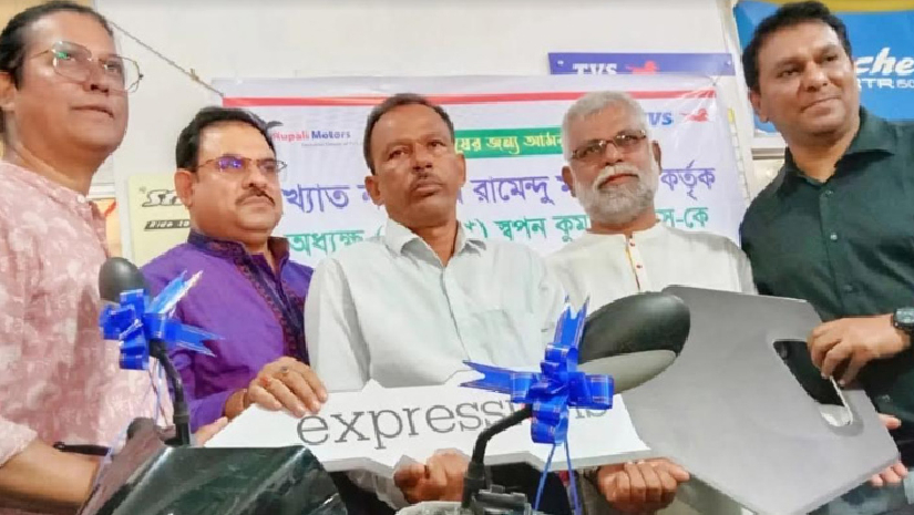 মোটরসাইকেলের চাবি তুলে দেওয়া হচ্ছে