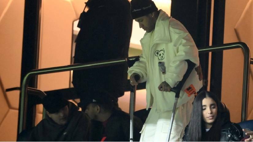 ক্রাচে ভর দিয়ে পিএসজির ম্যাচ দেখতে নেইমার