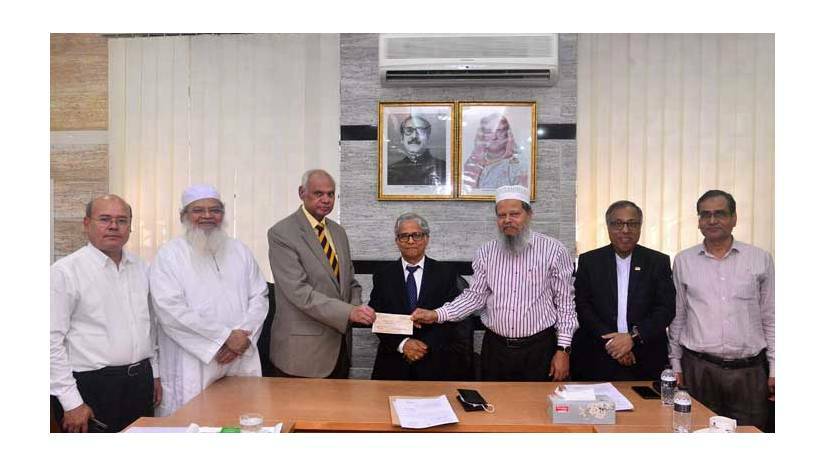 কর্তৃপক্ষের কাছে ১৫ লাখ টাকার চেক হস্তান্তর করেন অধ্যাপক ড. খন্দকার বজলুল হক 