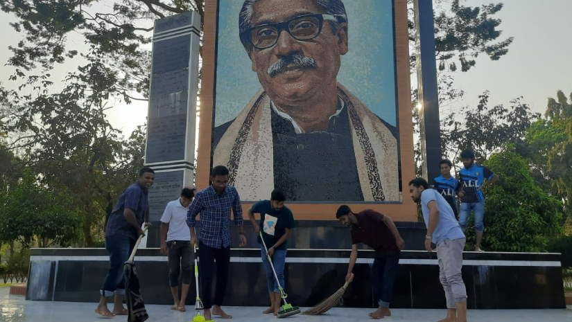 মৃত্যুঞ্জয়ী মুজিব ম্যুরালের পাদদেশ পরিস্কার করেছে ইবি ছাত্রলীগের কর্মীরা