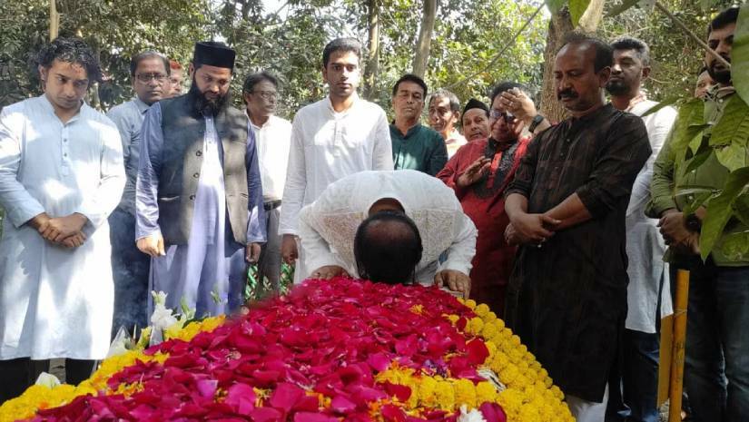 সোমবার সকালে ত্বকীর কবরে ফুল দিয়ে শ্রদ্ধা নিবেদন করা হয়