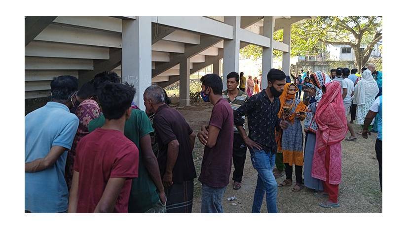 সোমবার দুপুরে দিনাজপুর জেলা স্টেডিয়ামের ময়লার স্তুপ কলেজছাত্রের মরদেহ উদ্ধার করে পুলিশ