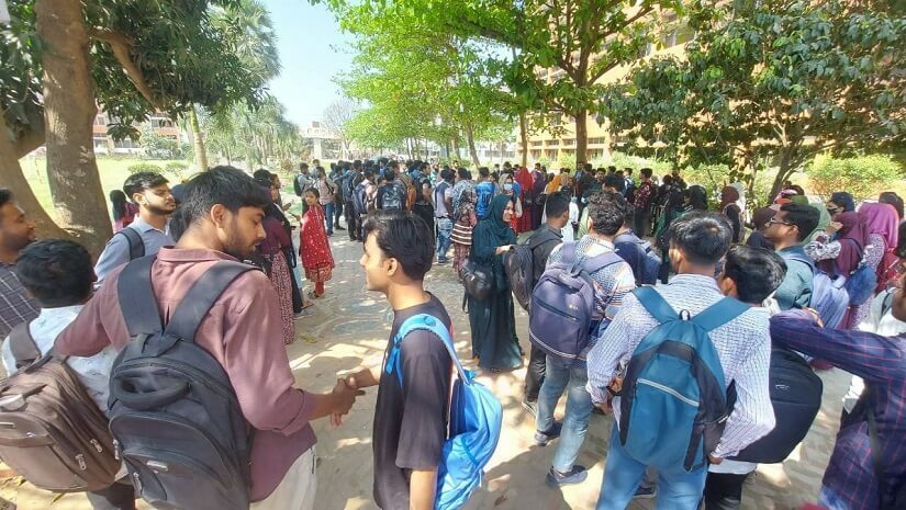 সকাল থেকে আন্দোলন শুরু করেছেন গণ বিশ্ববিদ্যালয়ের শিক্ষার্থীরা