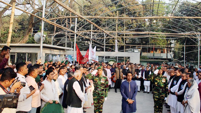 বঙ্গবন্ধুর প্রতিকৃতিতে শ্রদ্ধা জানালেন রাদওয়ান মুজিব