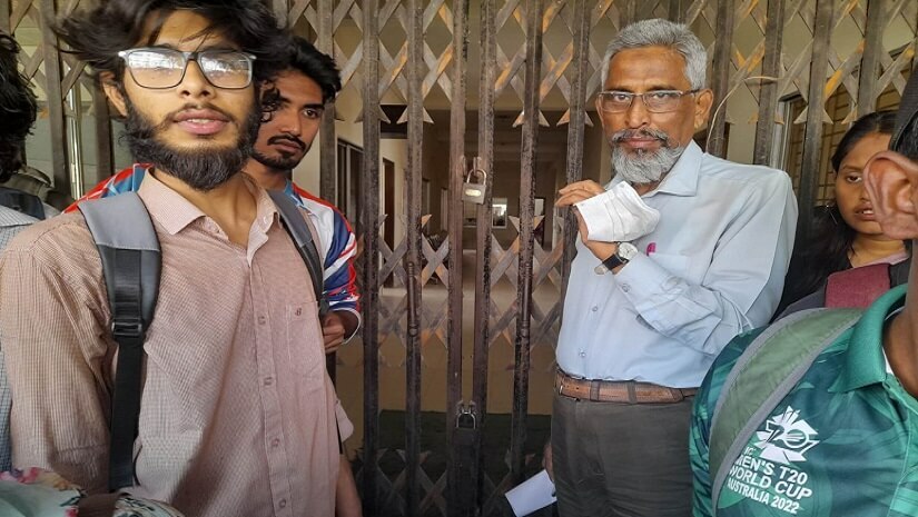 প্রশাসনিক ভবনে তালা দিয়ে আন্দোলন করছেন গবি শিক্ষার্থীরা