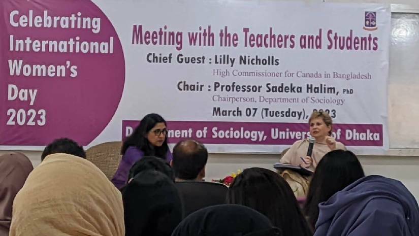 আন্তর্জাতিক নারী দিবস উপলক্ষে ঢাবির সেমিনারে বক্তব্য রাখছেন ঢাকায় নিযুক্ত কানাডার হাইকমিশনার লিলি নিকোলস