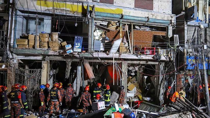 গুলিস্তানের সিদ্দিক বাজারের নর্থ-সাউথ রোডের ভবনে বিস্ফোরণে ক্ষতিগ্রস্ত এলাকায় উদ্ধার তৎপরতা