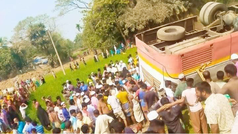 দুর্ঘটনার কবলে পড়া বাস