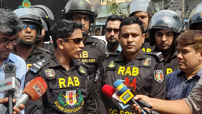 সাংবাদিকদের সাথে কথা বলছেন মেজর মশিউর রহমান