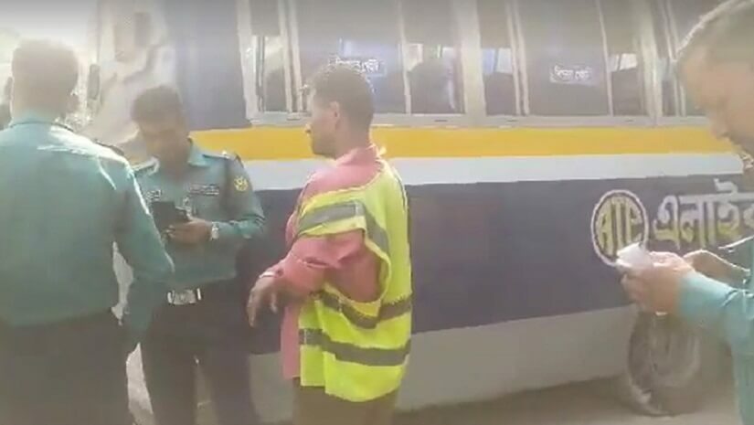 ছাত্রীর পাঙার পর এলাইক পরিবহনের বাসটি জব্দ করে পুলিশ