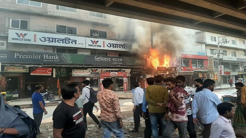 গাজীপুরের কোনাবাড়িতে একটি ভবনে আগুন লেগেছে