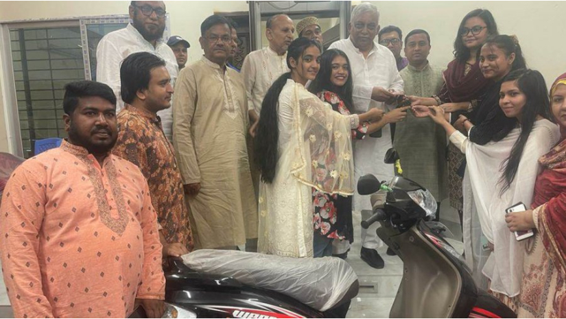 এক ছাত্রীকে একটি স্কুটি উপহার দেন স্বরাষ্ট্রমন্ত্রী