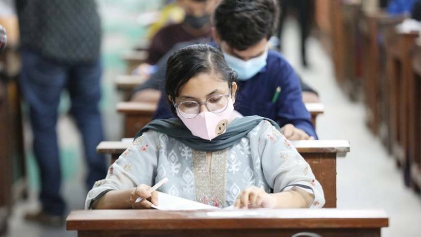 মেডিকেল ভর্তি প্রতারণায় সাবেক অতিরিক্ত সচিব, হাতিয়েছেন লাখ টাকা