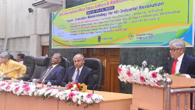 আন্তর্জাতিক প্ল্যান্ট টিস্যু কালচার এন্ড বায়োটেকনোলজি সম্মেলনে বক্তব্য রাখছেন ঢাবি উপাচার্য অধ্যাপক ড. মো. আখতারুজ্জামান