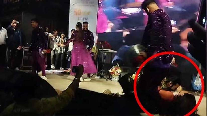 অপু বিশ্বাসকে কোলে নিতে গিয়ে উল্টে পড়লেন নিরব