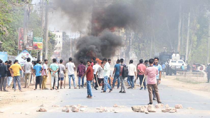 প্রধান ফটকের সামনে রাবি শিক্ষার্থীদের অবরোধ