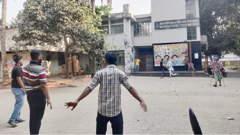 ডাকসু ভবনের সামনে ক্রিকেট খেলছে ছাত্রলীগের নেতাকর্মীরা
