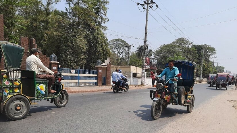 সোমবার সকাল থেকেই যানবাহন চলাচল করছে রাবি এলাকায়