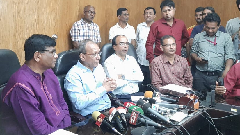 স্থানীয়দের সাথে রাবি শিক্ষার্থীদের সাথে সংঘর্ষের ঘটনা নিয়ে সাংবাদিকদের সাথে সংবাদ সম্মেলনে উপাচার্য অধ্যাপক ড. গোলাম সাব্বির সাত্তার