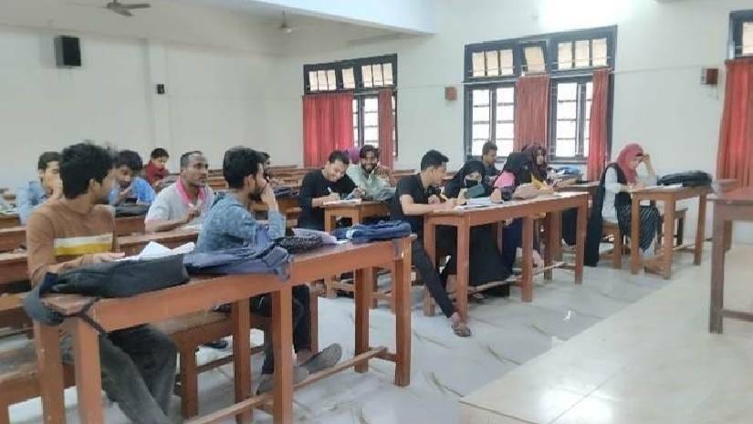 দুদিন বন্ধ থাকার পর আবারও ক্লাসে ফিরেছে রাবি শিক্ষার্থীরা