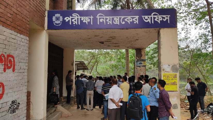 বিএনপি-জামায়াত সংশ্লিষ্টতার অভিযোগে পরীক্ষা নিয়ন্ত্রক অফিসে ছাত্রলীগের অবরোধ