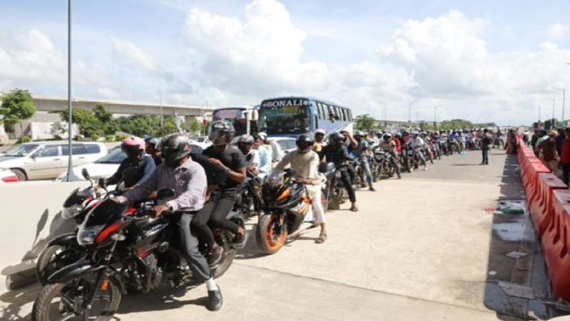 পদ্মা সেতুতে মোটরসাইকেল 