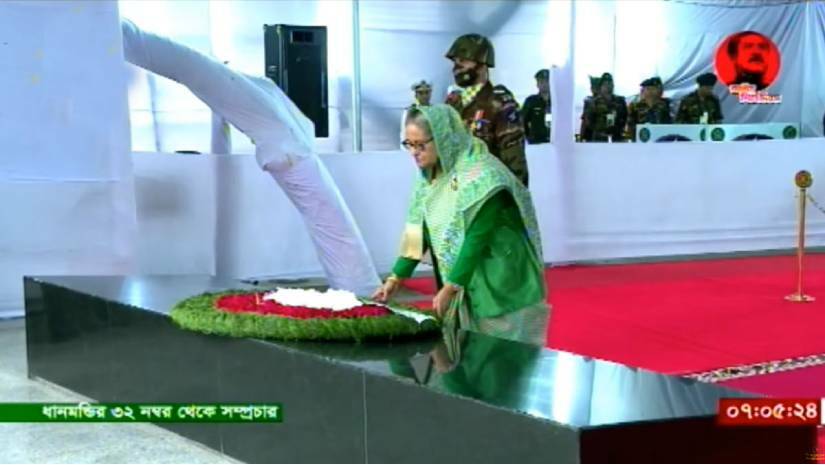 বঙ্গবন্ধুর প্রতিকৃতিতে প্রধানমন্ত্রীর শ্রদ্ধা
