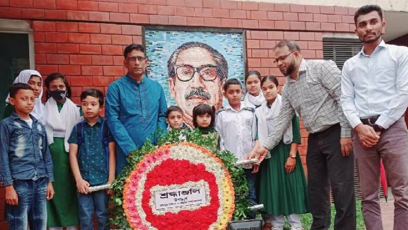 বঙ্গবন্ধুর ম্যুরালে শ্রদ্ধা নিবেদন করছেন চাঁবিপ্রবি উপাচার্য প্রফেসর ড. মো. নাছিম আখতার