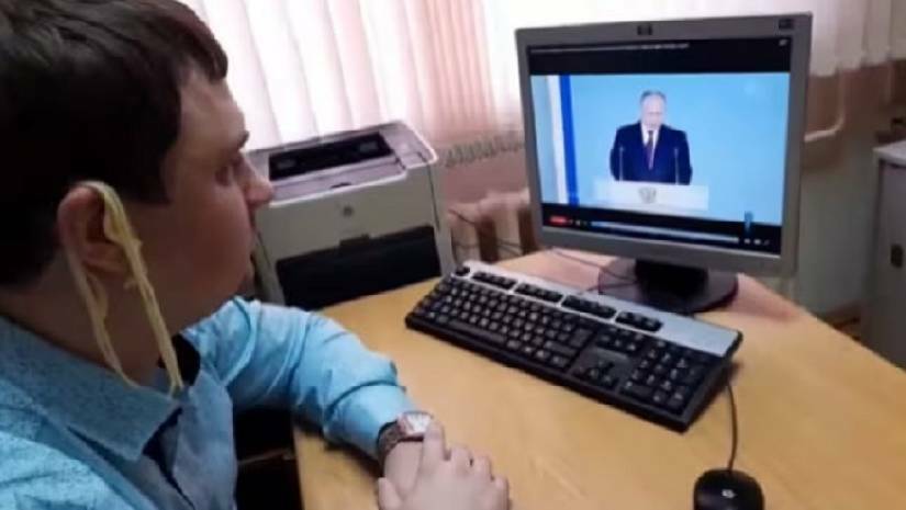 পুতিনের বক্তব্য শোনার সময় কানে নুডলস ঝোলানোর দায়ে জরিমানা