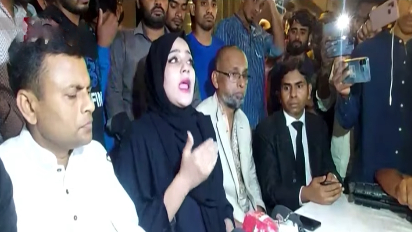 গণমাধ্যমের সাথে কথা বলছেন মাহি