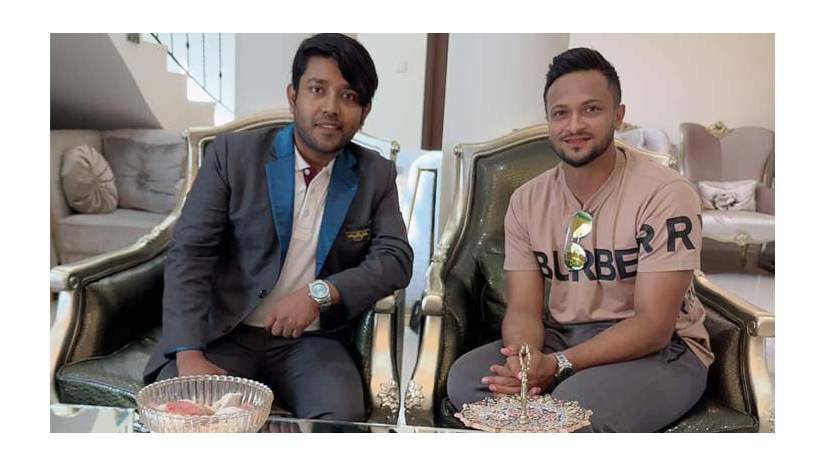 দুবাইয়ে সাকিব আল হাসান (ডানে) ও আরাভ খান