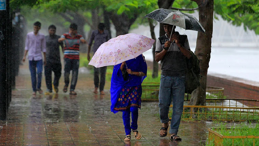 রাজধানীতে বৃষ্টিতে খানিকটা বিড়ম্বনায় পড়ে নগরবাসী