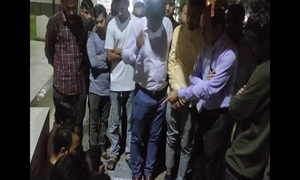 অনশনকারীরা অসুস্থ হলে হাসপাতালে পাঠানোর নির্দেশ দিয়ে প্রস্থান ভিসির