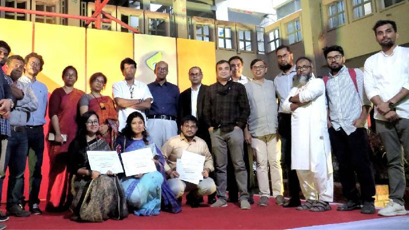 খুবিতে বেস্ট থিসিস অ্যাওয়ার্ড অনুষ্ঠানে শিক্ষকদের সাথে অ্যাওয়ার্ডপ্রাপ্ত শিক্ষার্থীরা