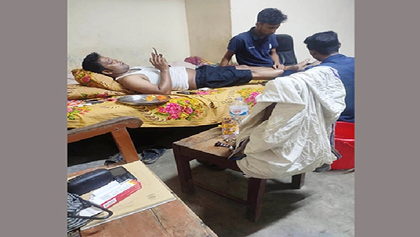 চবি শাখা ছাত্রলীগের সভাপতি রেজাউল হক রুবেলের পা টিপছেন অন্য দুই ছাত্রলীগ নেতা