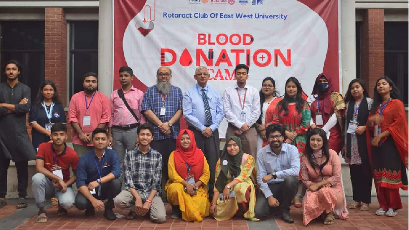 রক্ত দিলেন ইস্ট ওয়েস্ট বিশ্ববিদ্যালয়ের ১৩৭ শিক্ষার্থী
