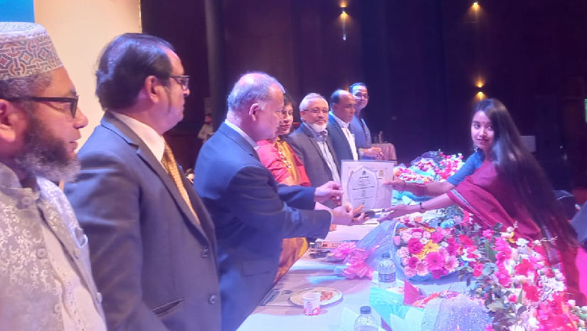 ডিন’স অ্যাওয়ার্ড গ্রহণ করছেন শেকৃবির এক শিক্ষার্থী