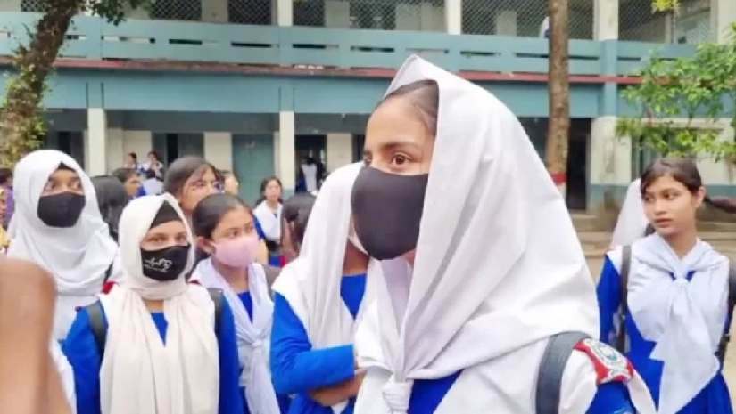 অভিভাবকদের অপমানের ঘটনায় বিচারকের শাস্তির দাবিতে শিক্ষার্থীদের আন্দোলন