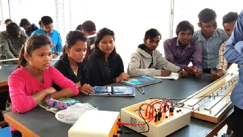 ক্লাস করছেন শিক্ষার্থীরা